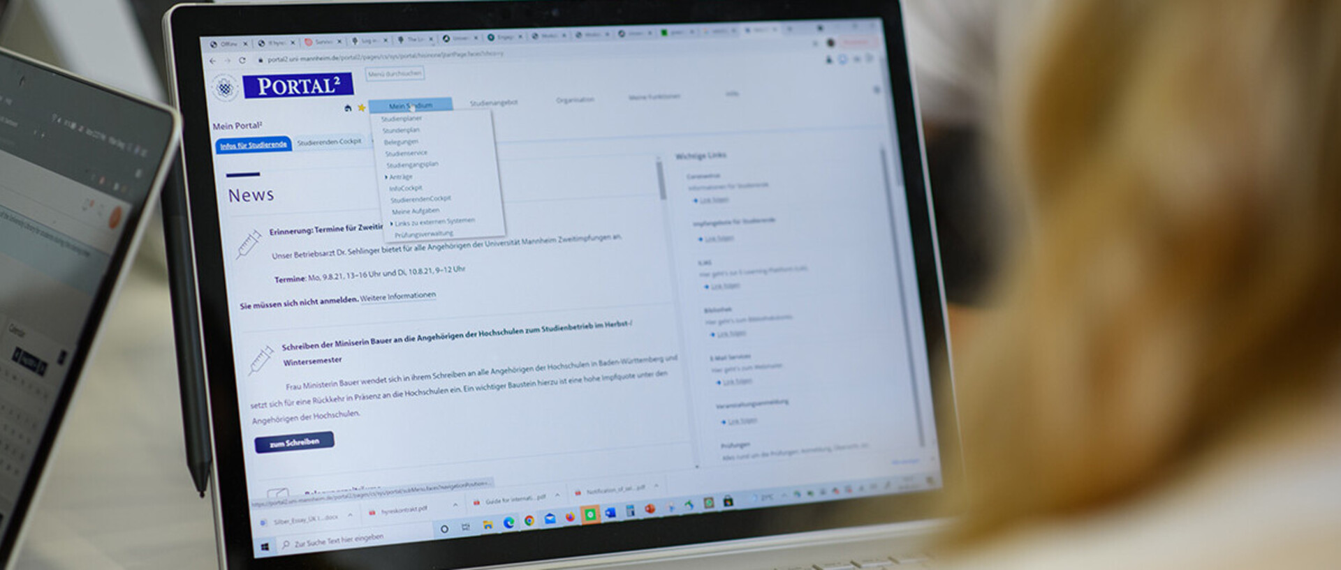 Laptop zeigt Oberfläche von Portal² an.