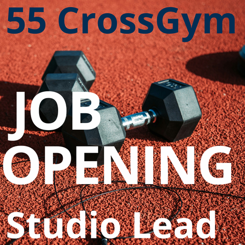 Zwei schwarze Kurzhanteln und ein Springseil liegen auf einem roten Gummiboden, wie er typischerweise in Sportanlagen zu finden ist. Darüber ist groß in weißer Schrift zu lesen: „JOB OPENING – Studio Lead”. Oben steht in blauer Schrift „55 CrossGym”.