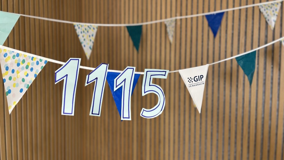 Party-Girlande mit GIP-Logo und der Zahl 1115