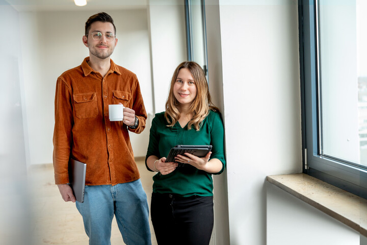 IT-Mitarbeitende im Bürogebäude