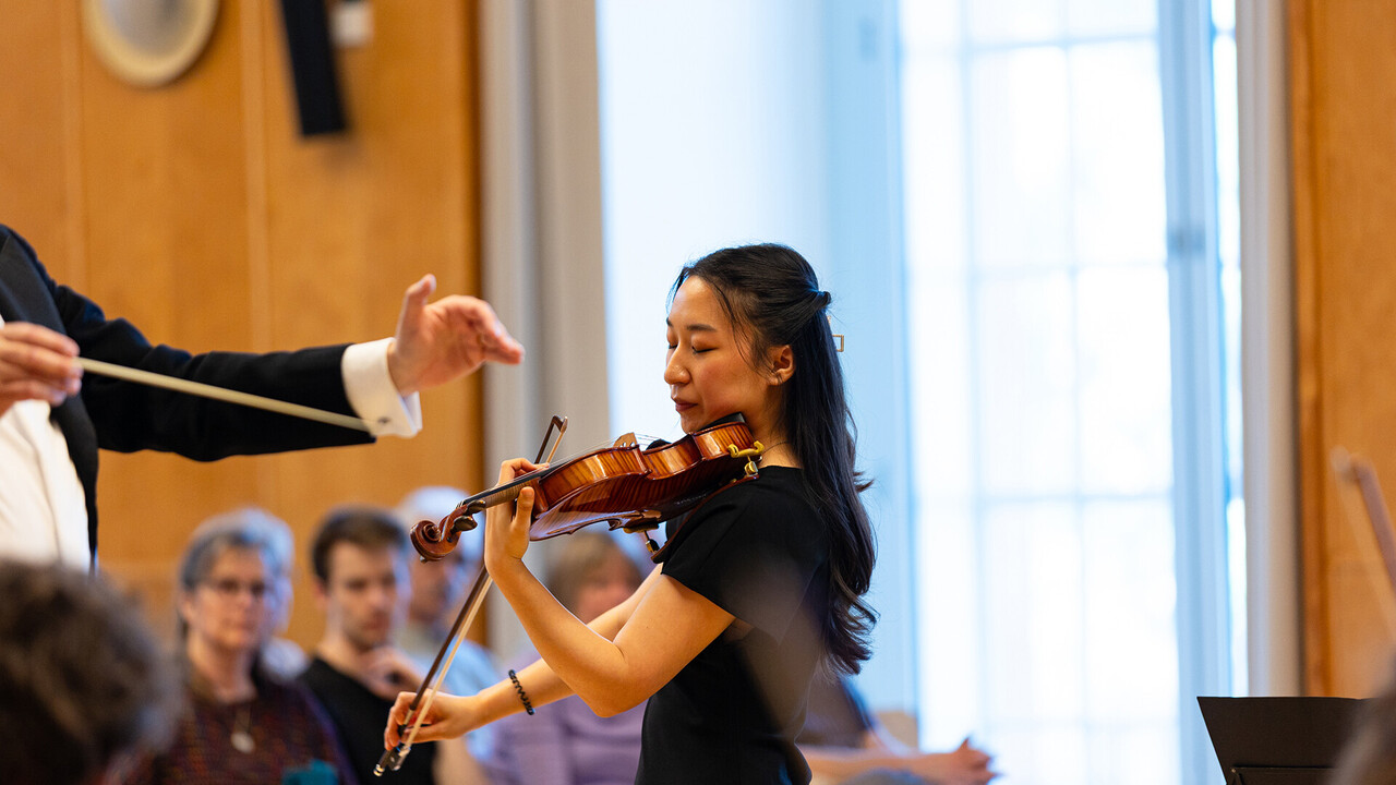 Auftritt des Uniorchesters. Eine Studentin spielt die Geige