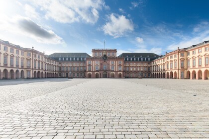 Das Mannheimer Barockschloss und der Ehrenhof.