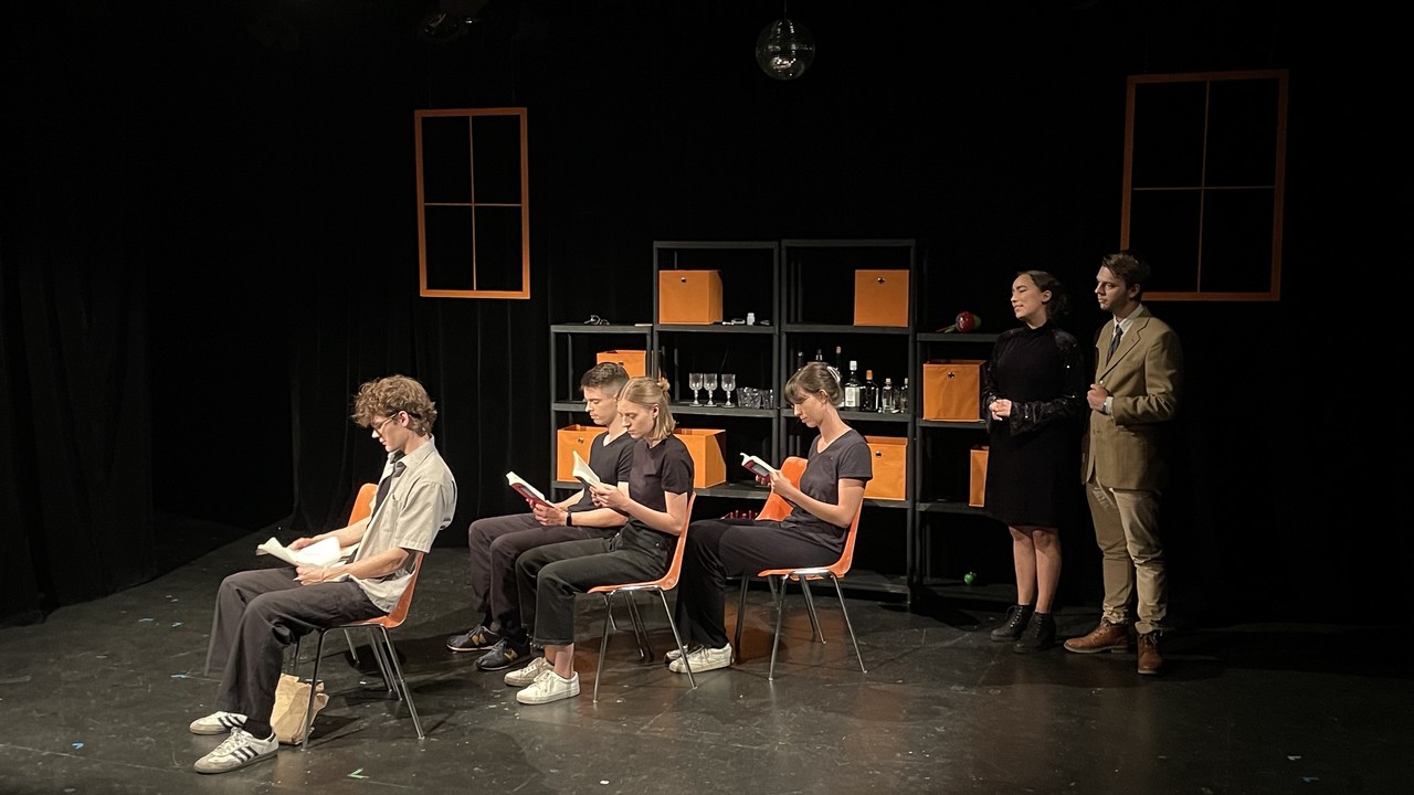 Eine Gruppe spielt Theater.
