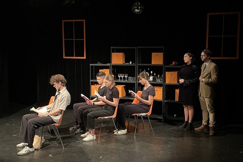 Eine Gruppe spielt Theater.