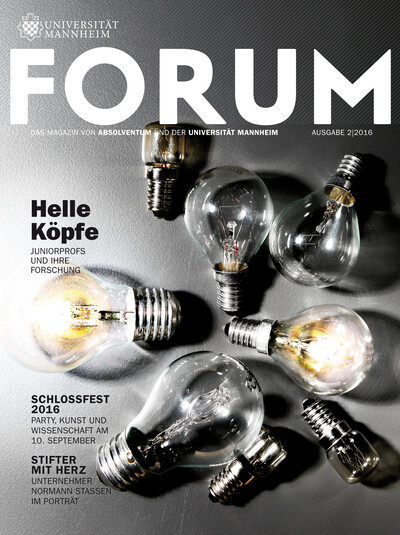Grau-silbernes Cover des FORUM-Magazins mit nebeinander liegenden und teilweise leuchtenden Glühbirnen und dem Titel "Helle Köpfe". 
