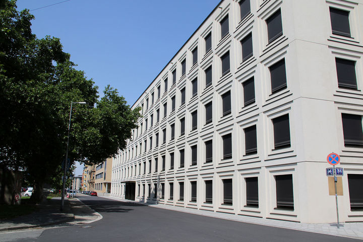 B6-Bauteil der Universität Mannheim an einem sonnigen Tag.