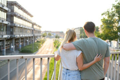 Personen Arm in Arm