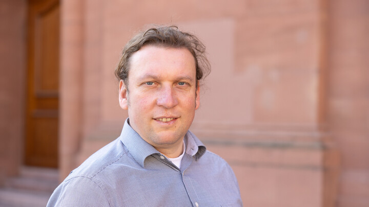 Porträtbild von Christian Bartelt. Er trägt ein Hemd.