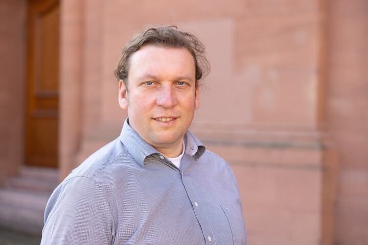 Porträtbild von Christian Bartelt. Er trägt ein Hemd.