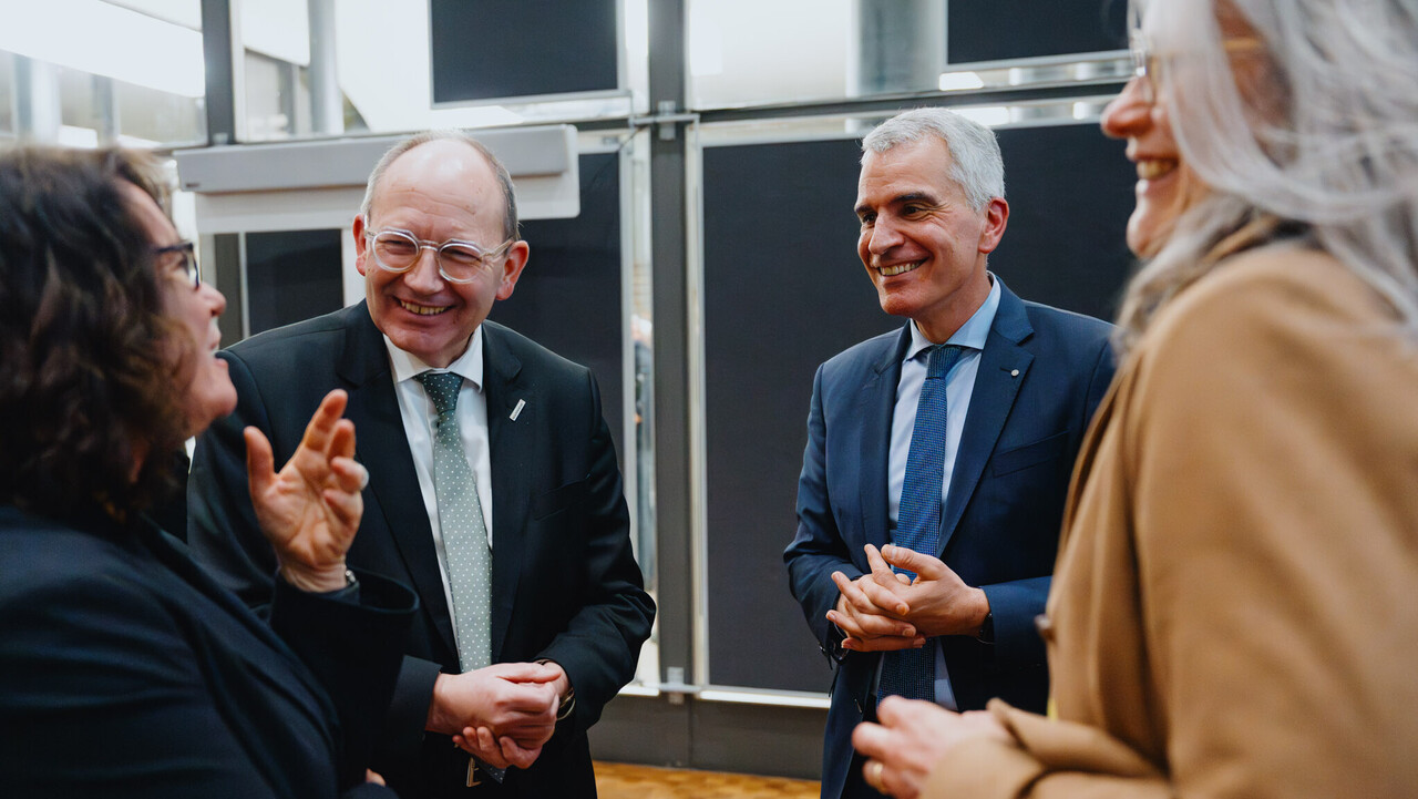 Das BIld zeigt vier fröhliche Menschen im Gespräch