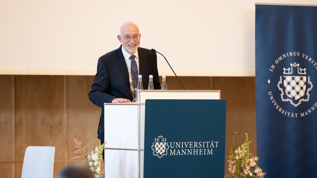 Prof. Dr. Thomas Puhl an einem Redepult der Universität Mannheim