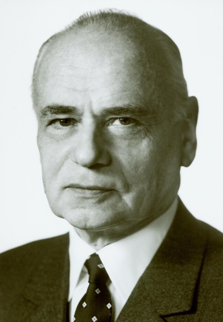 Schwarzweiß-Portrait eines Mannes in Anzug.