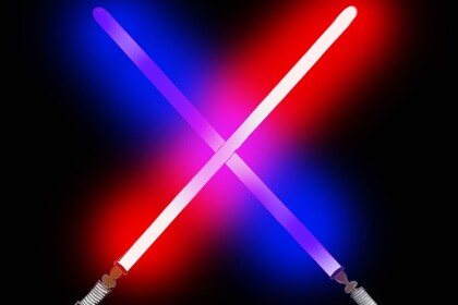 Zwei Lichtschwerte, die sich kreuen und von rot-blauem Licht umgeben sind.