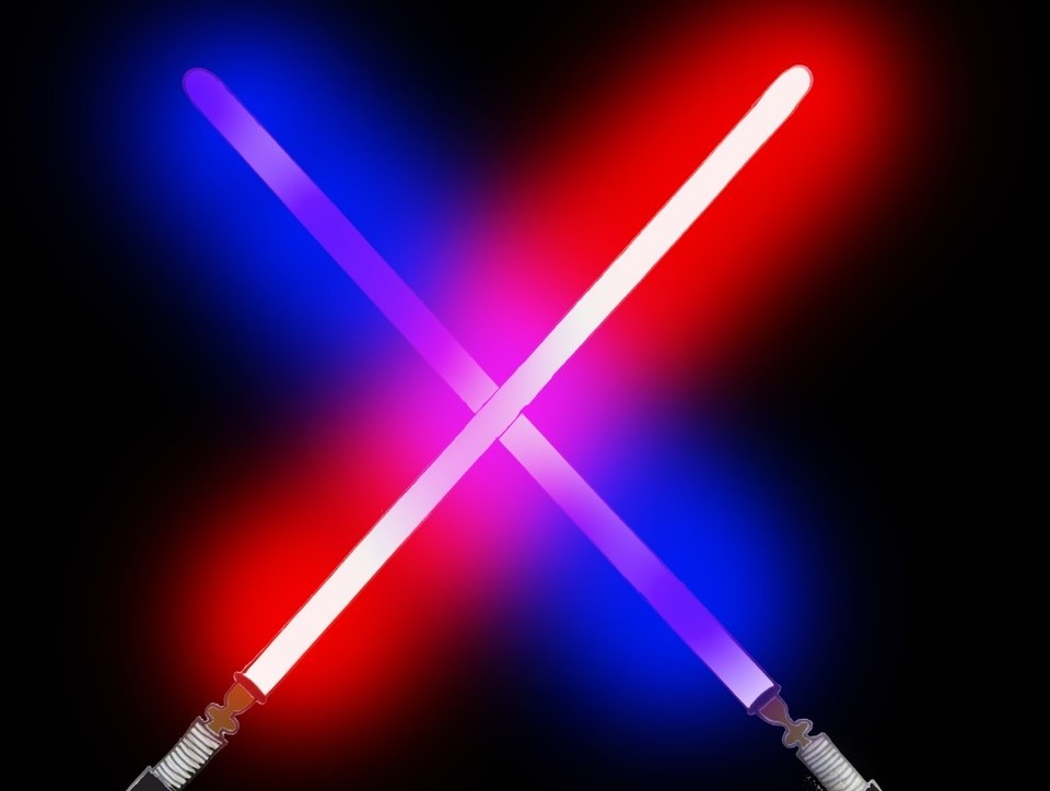 Zwei Lichtschwerte, die sich kreuen und von rot-blauem Licht umgeben sind.