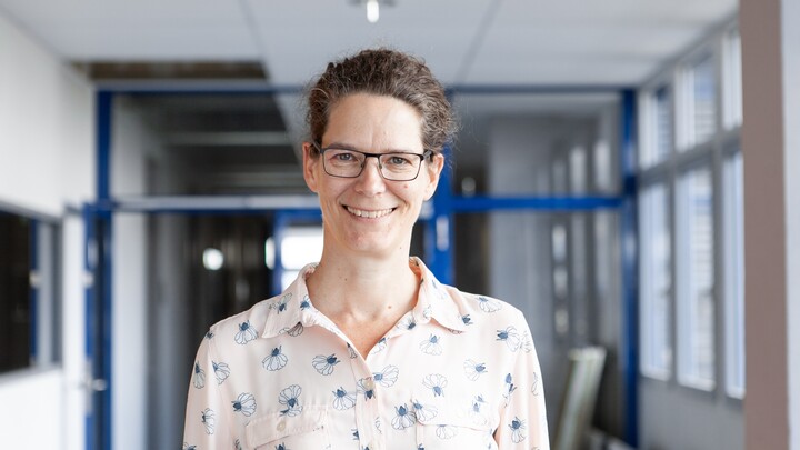 Portrait von Frauke Kreuter. Sie trägt eine helle Bluse mit Blumen und lächelt.