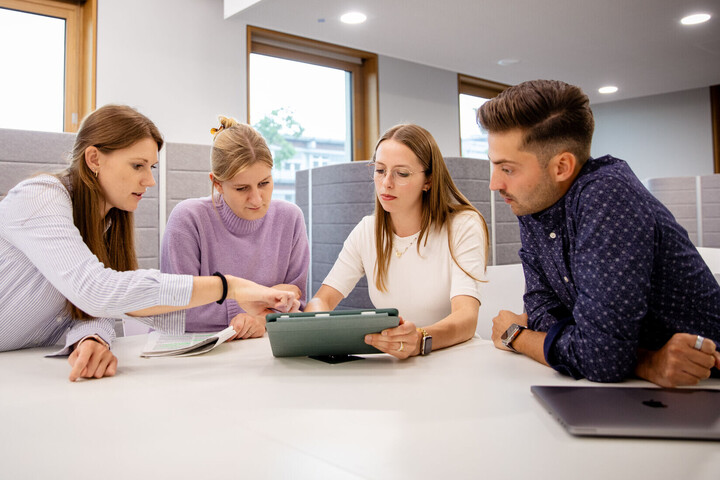 Gruppe von vier Forschenden im Gebäude B6 der Universität