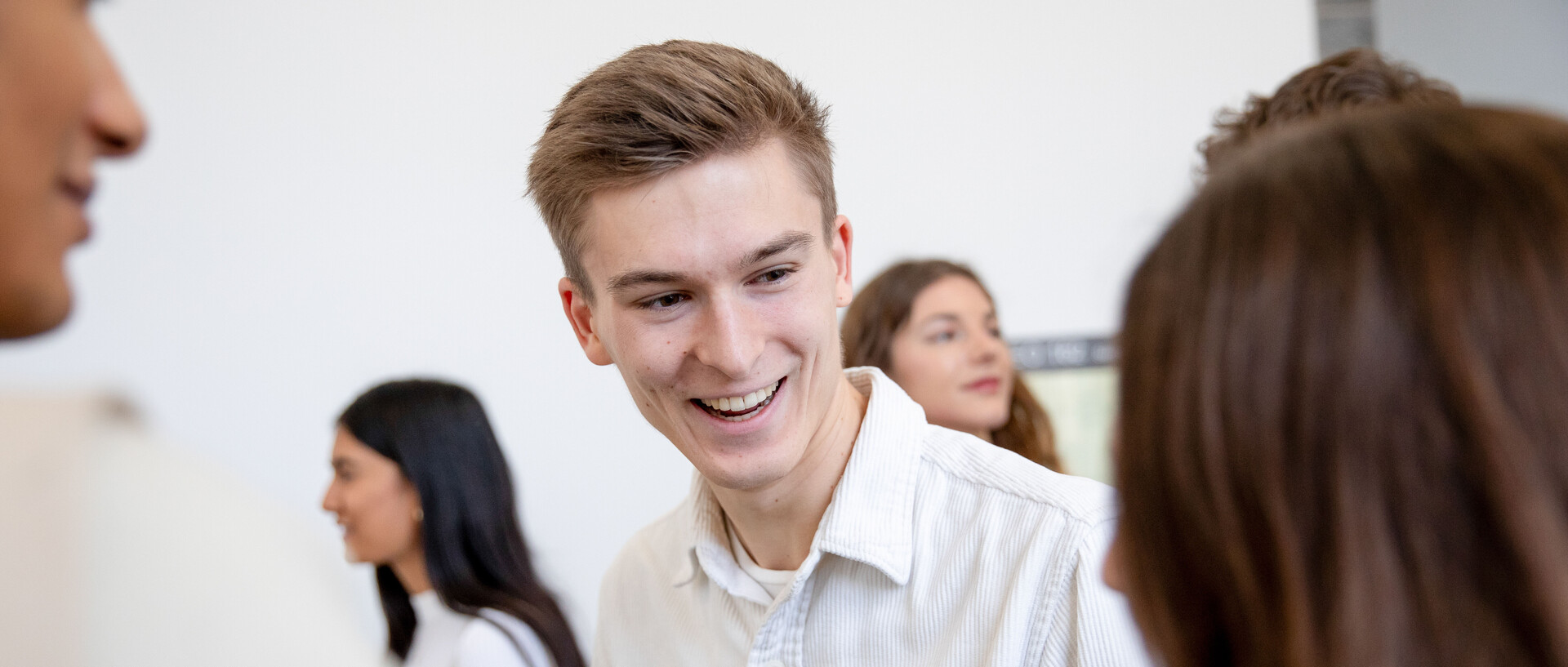 Drei Studierende im Gespräch