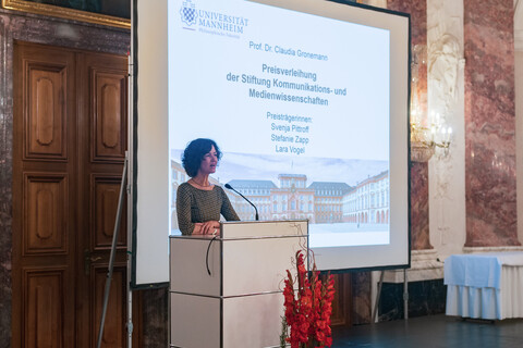 Prof. Dr. Claudia Gronemann steht am Redepult bei der Preisverleihung der Stiftung Kommunikations- und Medienwissenschaften