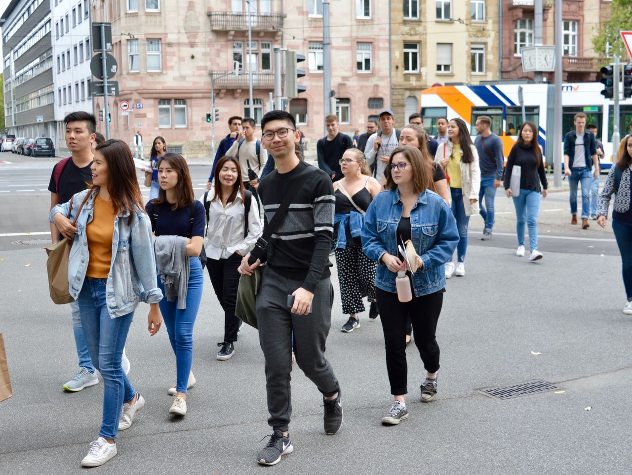 Eine Gruppe von Studierenden überquert eine Straße.