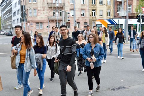 Eine Gruppe von Studierenden überquert eine Straße.
