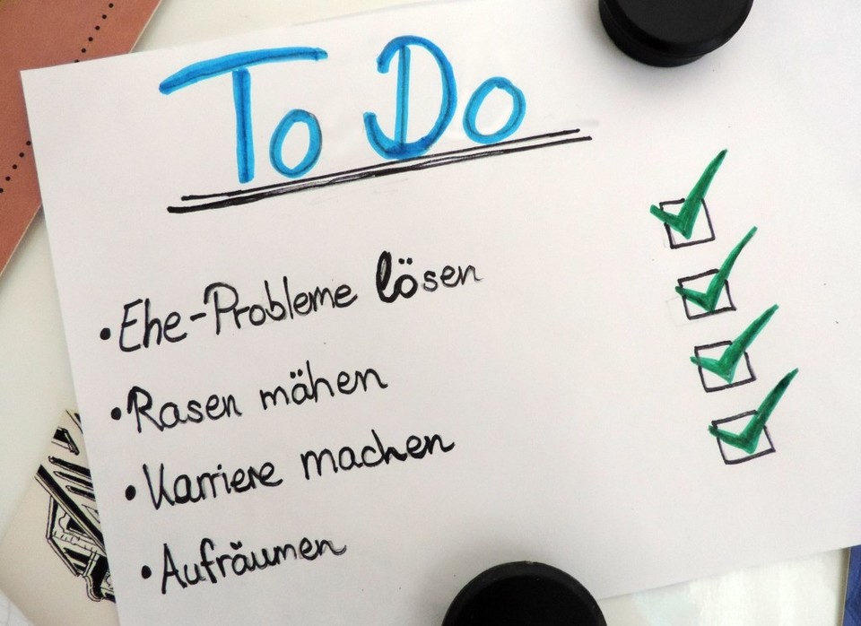 Ein To-Do Zettel mit den Unterpunkten "Ehe-Probleme lösen", "Rasen mähen", "Karriere machen" und "Aufräumen" mit jeweils grünen Häckchen dahinter.