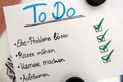 Ein To-Do Zettel mit den Unterpunkten "Ehe-Probleme lösen", "Rasen mähen", "Karriere machen" und "Aufräumen" mit jeweils grünen Häckchen dahinter.