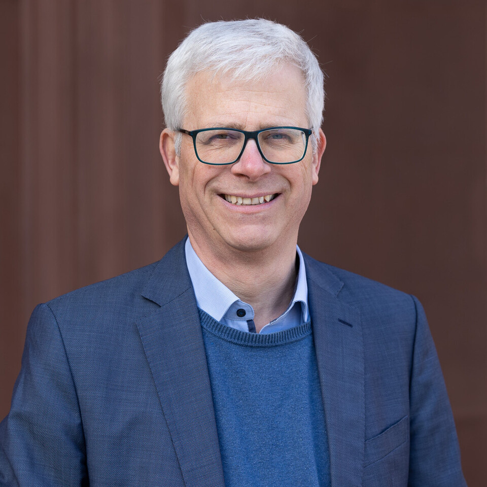 Portrait von Eckart janeba. Er trägt einen dunkelblau-melierten Blazer.
