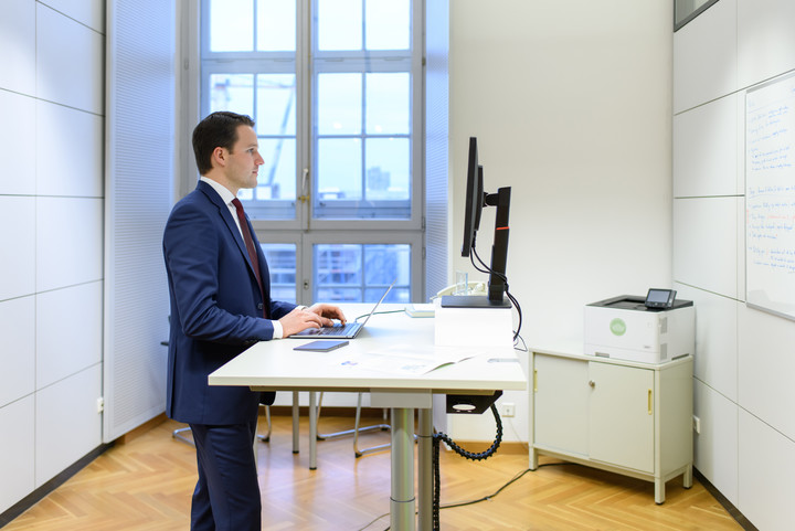 Eine Person, die etwas am Computer tippt