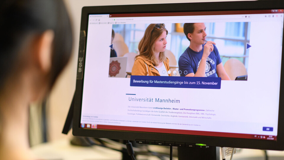 Der Hinterkopf einer Studentin. Sie schaut auf einen Bildschirm. 
