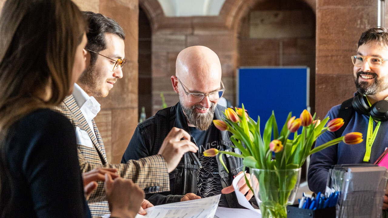 Personen, die sich unterhalten am Tag der Lehre 2026