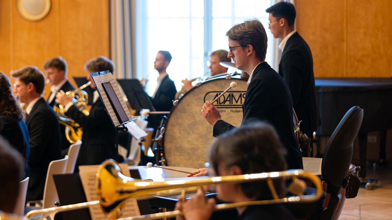 Auftritt des Unichors. Studierende sind schwarz gekleidet und spielen jeweils ein Instrument
