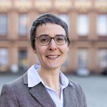 Kristina_Biebricher Kristina Biebricher steht vor dem Schloss