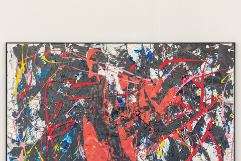 Ein abstraktes Gemälde mit überwiegend schwarzen Flächen und bunten Farbklecksen.