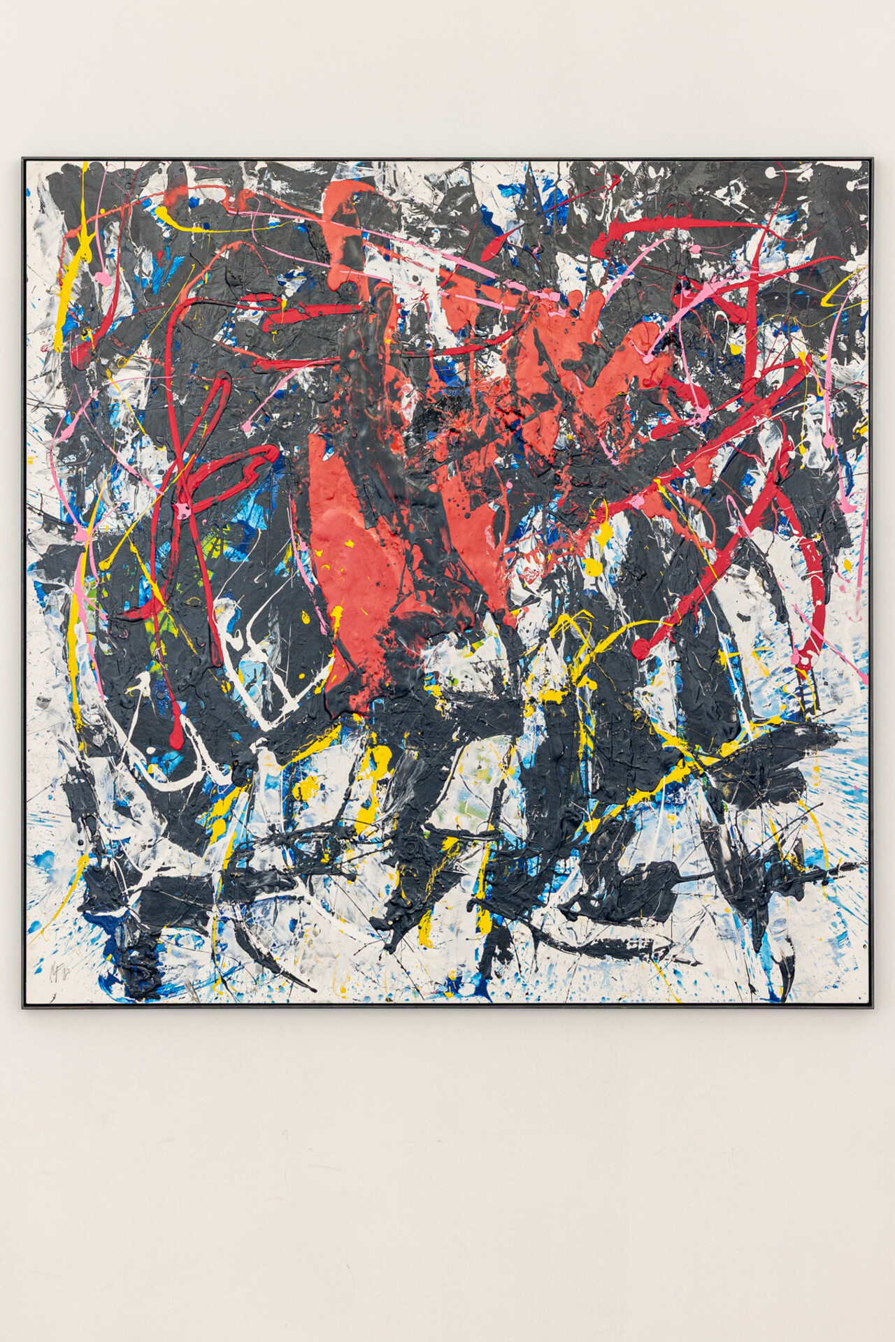 Ein abstraktes Gemälde mit überwiegend schwarzen Flächen und bunten Farbklecksen.