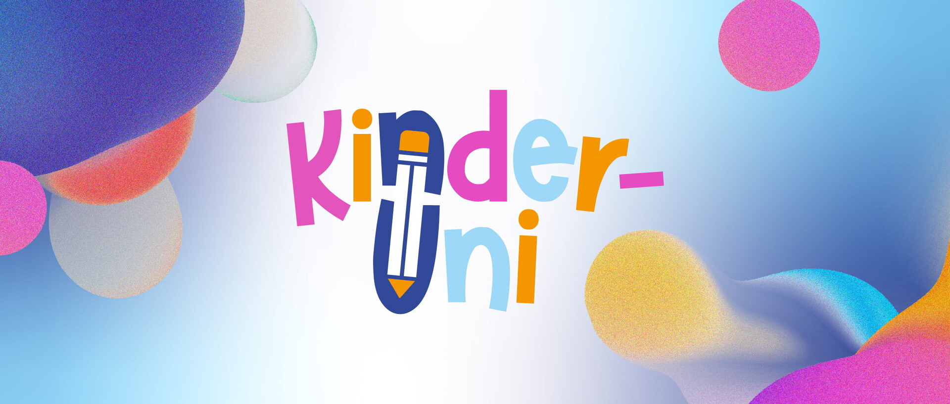 Der zweizeilige Schriftzug "Kinderuni" vor blauem Hintergrund, bei dem der erste Buchstabe N und das U darunter durch einen skizzierten Stift miteinander verbunden sind.