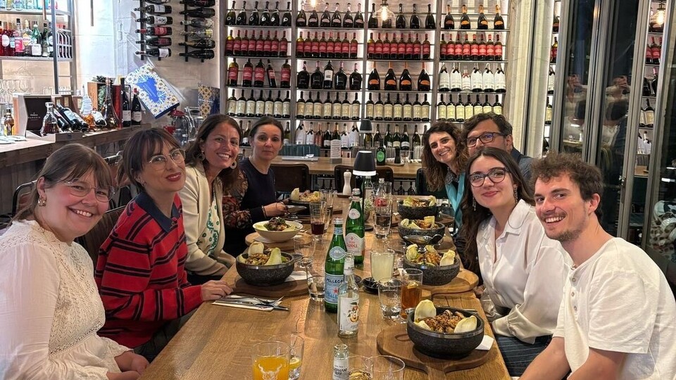 Italianistik-Gruppe des Romanischen Seminars beim Abendessen nach erfolgter Lesung von Olga Olga Campofreda