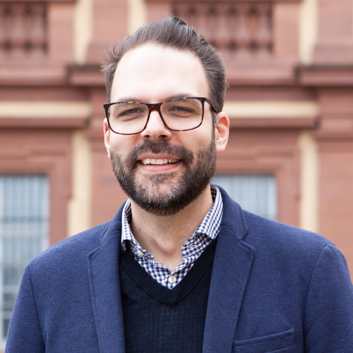 Prof. Dr. Wortmann im Porträt vor dem Barockschloss