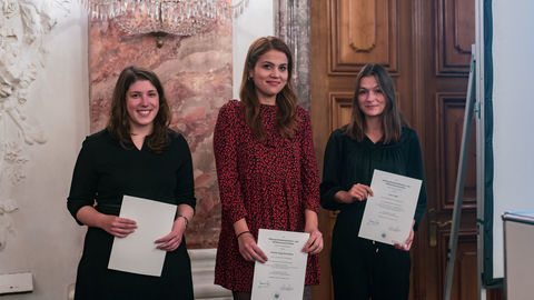 Svenja Pittroff, Stefanie Zapp Hernández und Lara Vogel halten ihre Preisträgerinnen-Urkunden in den Händen