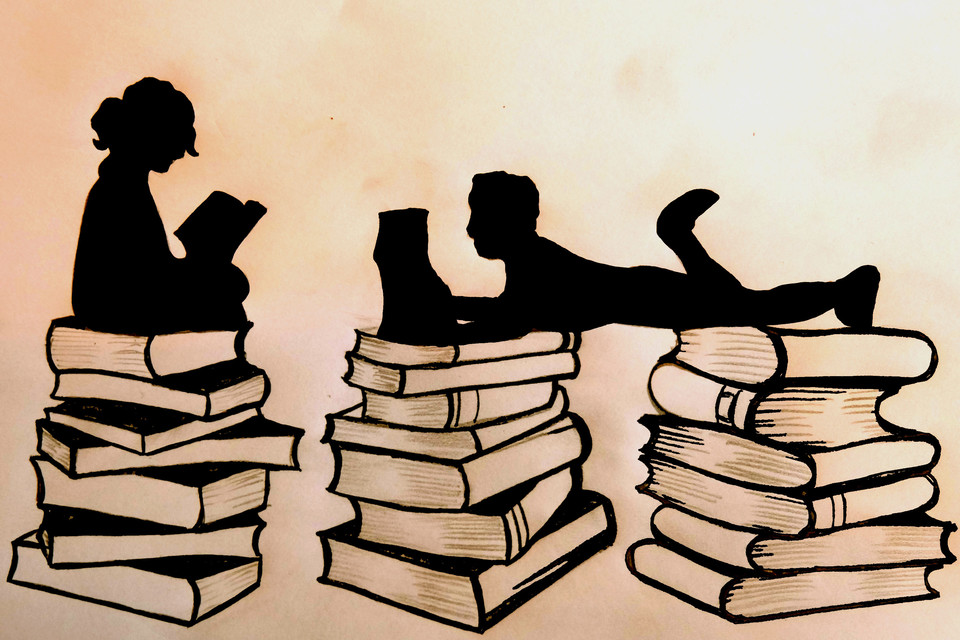 Zwei Personen im Scherenschnittstil sind auf drei Bücherstapeln platziert. Eine Frau sitzt auf einem der Stapel und liest in einem Buch, ein Mann liegt über zwei der Stapel und liest ebenfalls.
