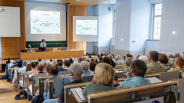 Ein voller Vorlesungssaal, in dem Gasthöhrende zu ihrem Studium begrüßt werden