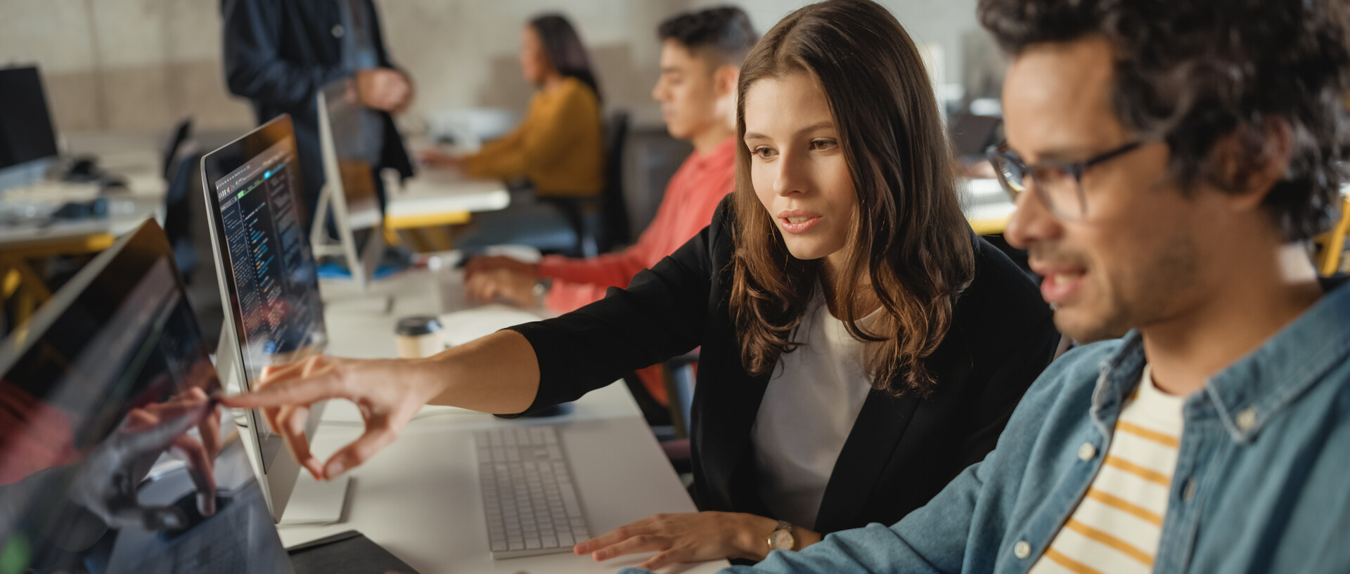 Studentin und Student vor dem Laptop