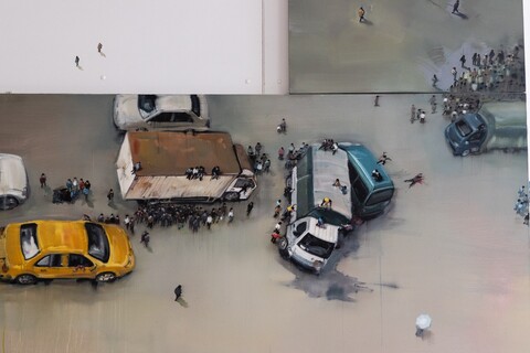 Gemälde einer Person mit Miniaturfiguren, das sich auf die Wand fortsetzt. An einer Stelle sind Autos, Figuren und ein Verkehrschaos mit Unfall dargestellt.