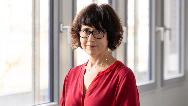Porträtbild von Irena Kogan. Sie trägt ein rotes Oberteil.