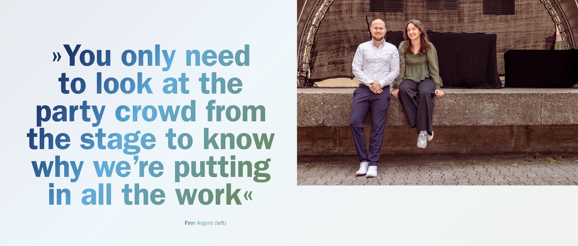 Finn Argent and Emma Potocnik sit on the stage of the Schneckenhof in Mannheim. Next to them is a quote from Argent: “You only need to look at the party crowd from the stage to know why we’re putting in all the work”
