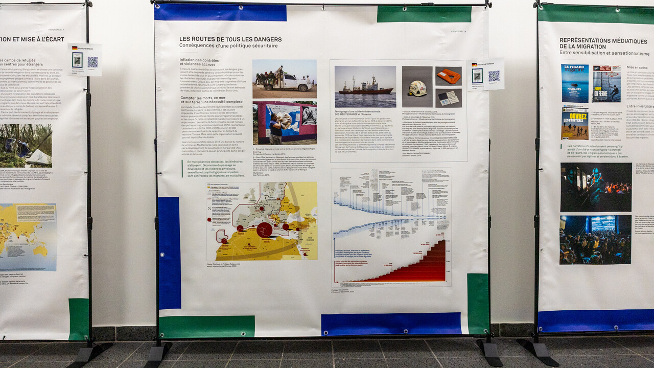 Austellungstafeln von einer Vernissage