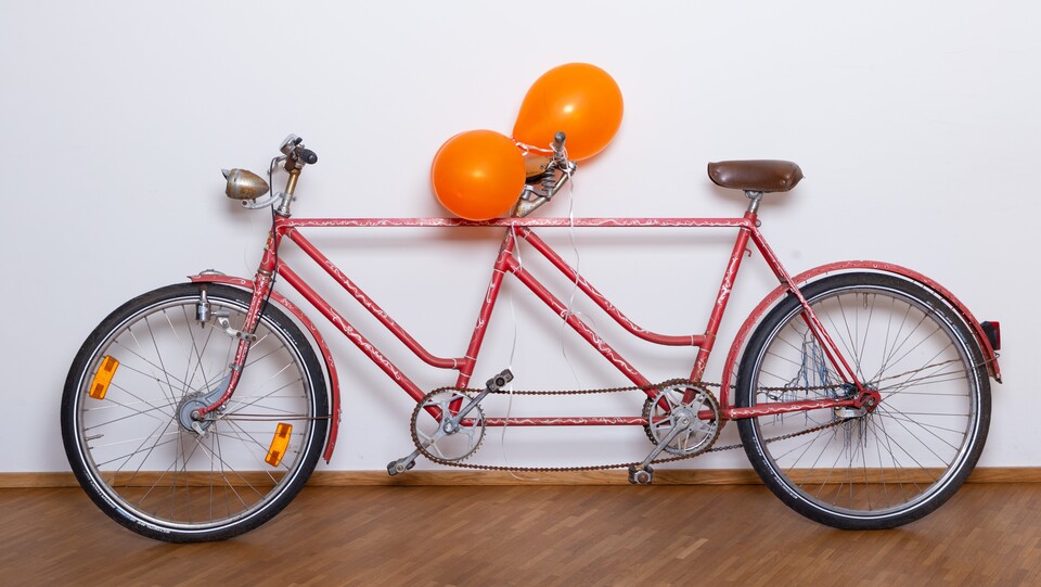Tandemfahrrad mit Luftballons
