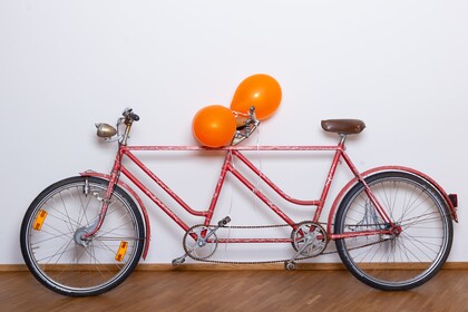 Tandemfahrrad mit Luftballons