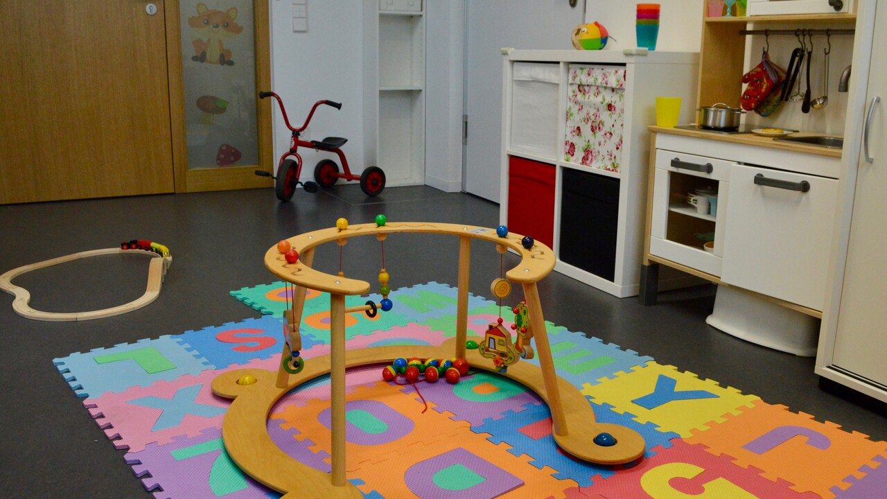 Elter-Kind-Zimmer der Universität Mannheim. Bunte Spielsachen liegen auf dem Boden.