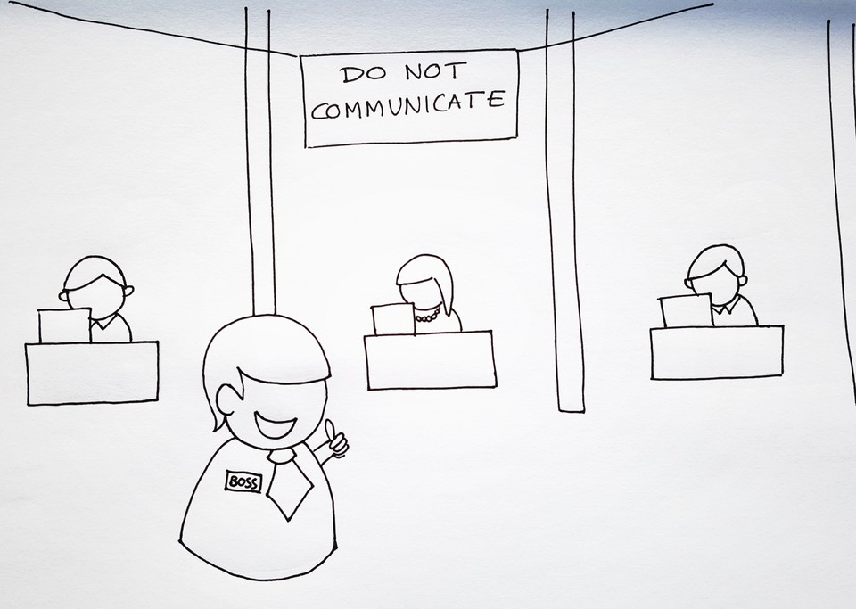 Drei Figuren sitzen an getrennten Tischen von ihren Computern, über ihnen hängt ein Schild mit der Aufschrift "Do not communicate". Im Vordergrund ist eine lachende Figur mit Kravatte und einem angesteckten Boss-Schild, die den Daumen hoch zeigt.