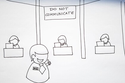 Drei Figuren sitzen an getrennten Tischen von ihren Computern, über ihnen hängt ein Schild mit der Aufschrift "Do not communicate". Im Vordergrund ist eine lachende Figur mit Kravatte und einem angesteckten Boss-Schild, die den Daumen hoch zeigt.